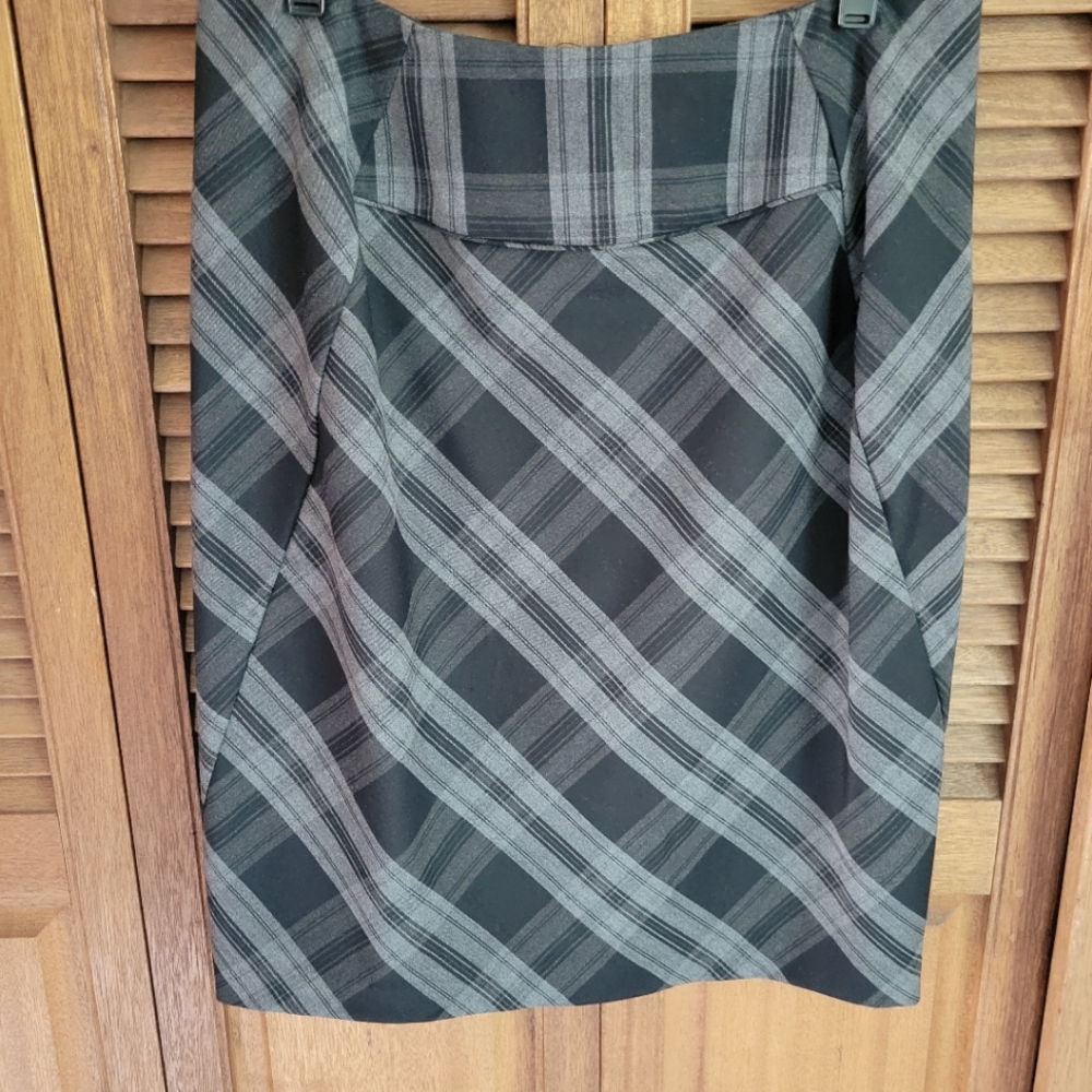 GREY AND BLACK short skirt